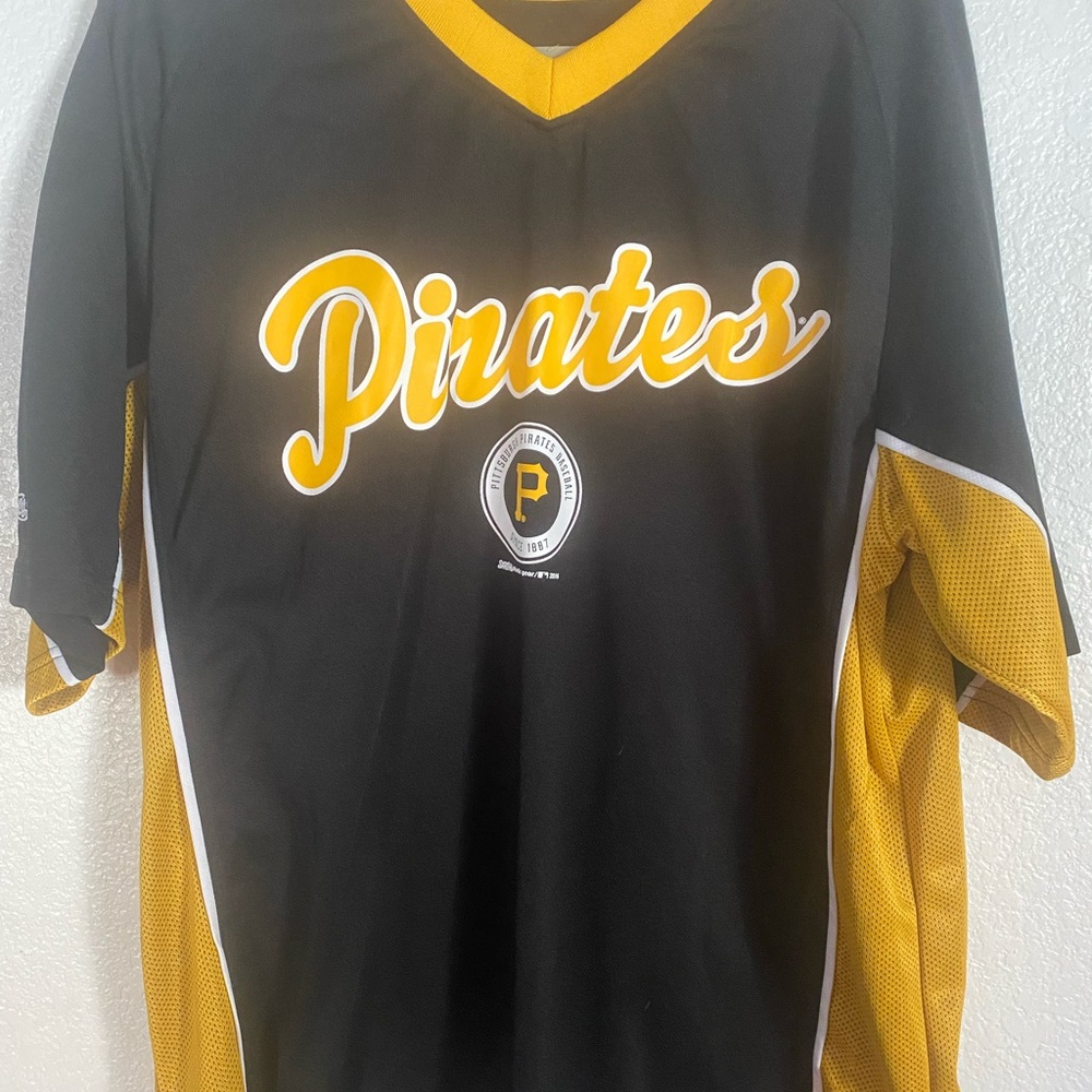 Beautiful. Excellent condition Pittsburgh Pirates jersey.
